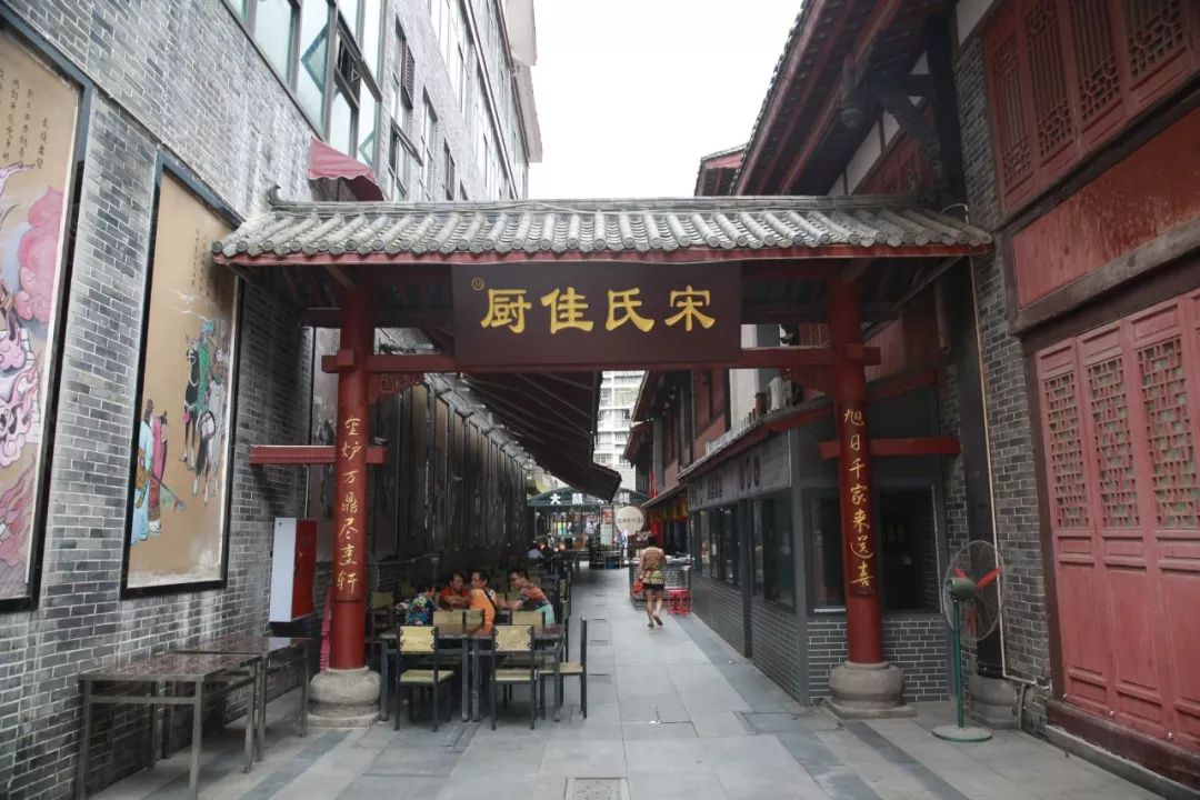 小哥哥在抖音火啦！到南充这家小吃店搞了大事……