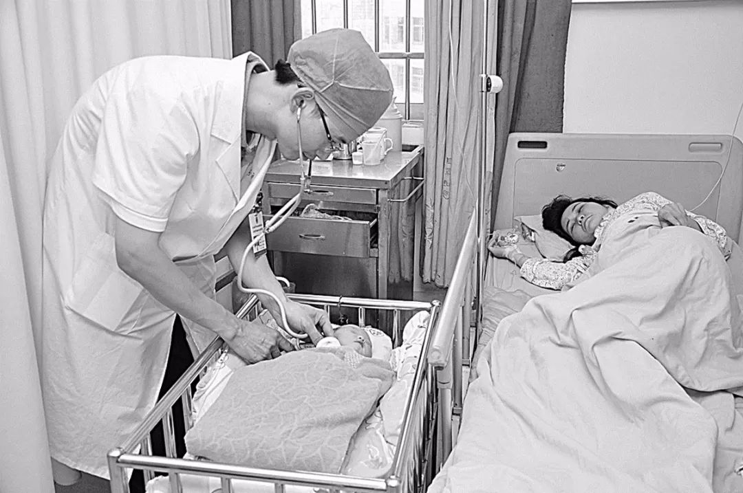 1万多个小生命从他手中降生,他成为玉林这个医院最受欢迎的产科男医生