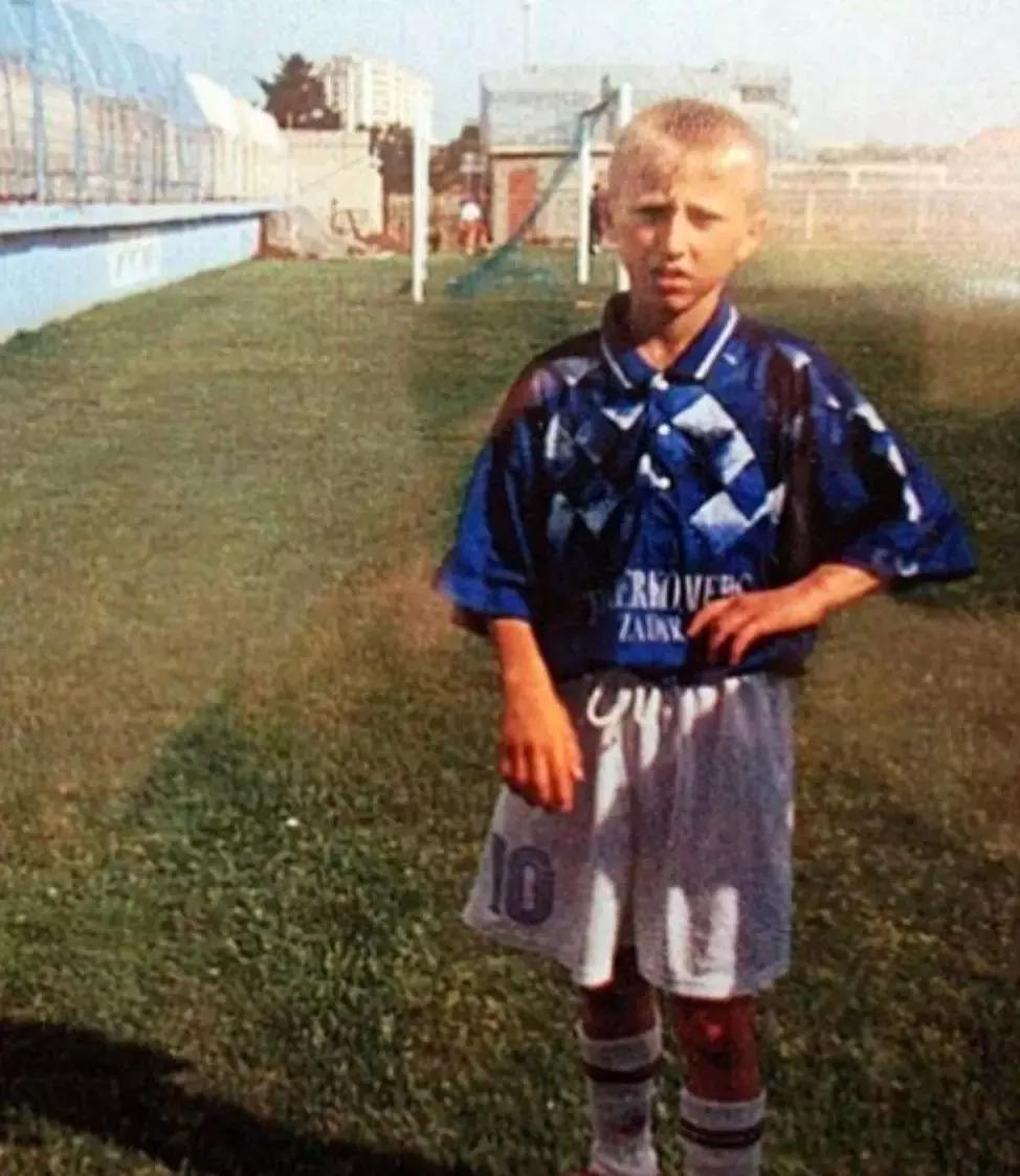 克罗地亚人脱下衣服震惊网友：哪有什么奇迹，只有普通人含泪奔跑