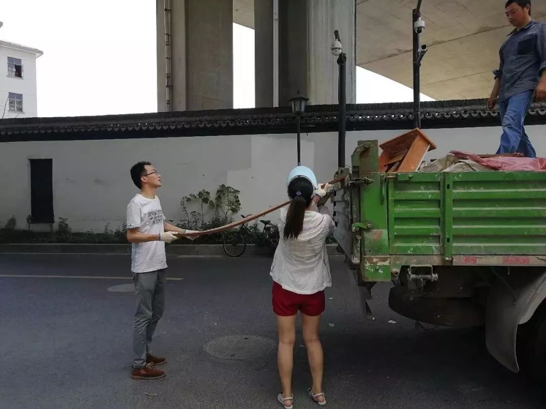 今天，有人在馒头山社区玩起了“快闪”……