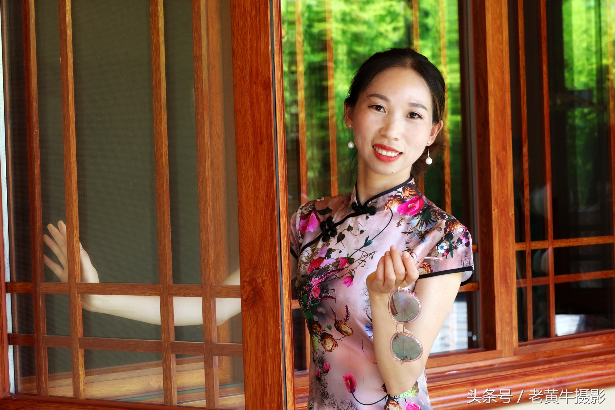 京山老年旗袍秀视频,月季园旗袍走秀