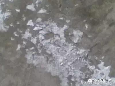 混凝土表面泛白泛碱危害,混凝土地面泛碱怎么办