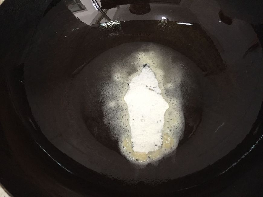 鱼头汤豆腐汤怎么才会白,为什么饭店鱼汤红色的