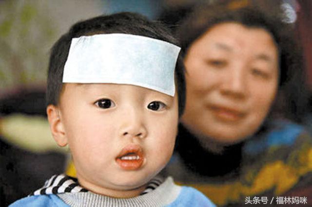 发烧额头敷毛巾好还是贴退热贴好,小孩半夜发烧是散热还是捂热