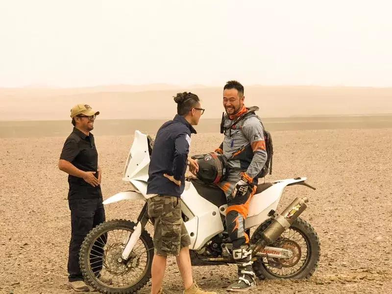 沙漠里把车开到起飞，这才是男人该玩的游戏｜远途心路