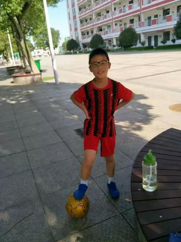 发宝贝踢足球照片的朋友圈,孩子踢足球得奖发朋友圈