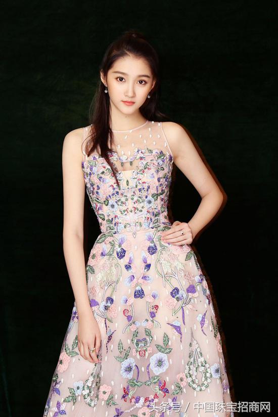 世纪缘关晓彤,关晓彤2018代言珠宝