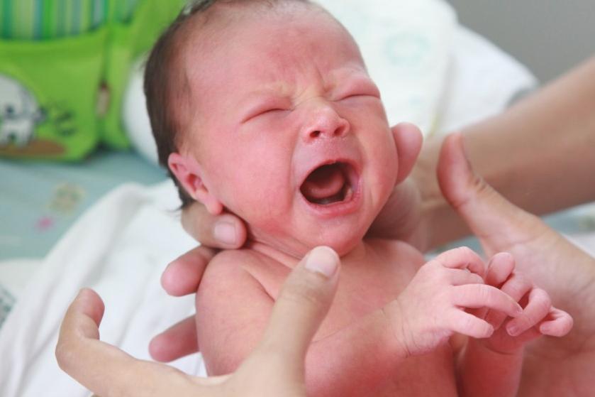 新生儿出生第一周的一个变化,新生儿出生第一天哭闹怎么回事