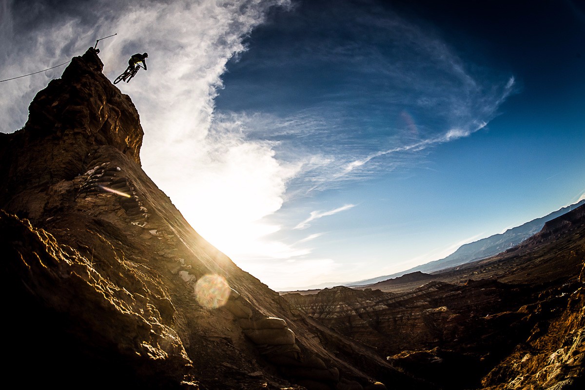 红牛坠山赛震撼视频,红牛速降坠山赛视频