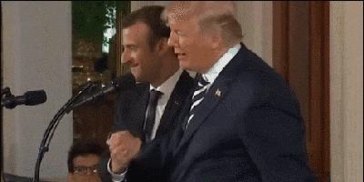 普京迟到、特朗普挤眼睛、记者会上赠球……“普特会”有哪些细节？