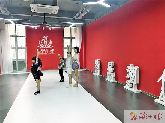 暑期少儿培训热礼仪运动类走俏不少家长认为，改善行为习惯、提升综合素质更重要