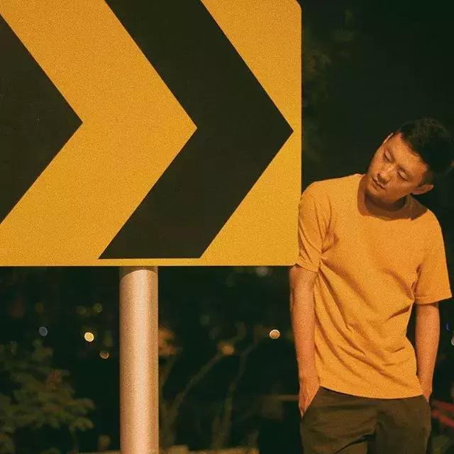 面对镜头不自然怎么克服,拍照怎么让自己更有镜头感