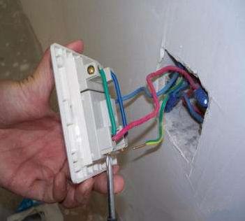 为什么三孔插座接地孔会有电,三孔插座左火右零是怎么回事