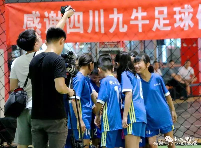 泥潭中的足球梦四川山区小学生“踢”出一片绿茵地