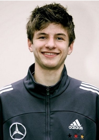 c罗代言了哪款足球游戏,c罗代言中国西装