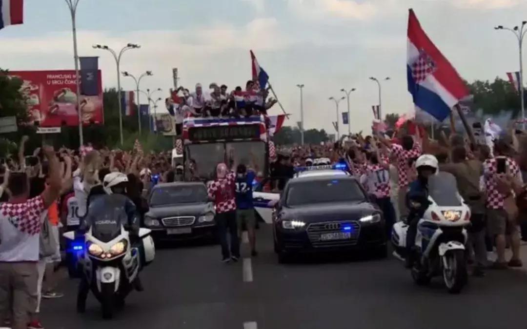 战机护航直播,克罗地亚首都数万球迷狂欢庆祝