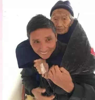 朋友圈戳中泪点的9组照片：当父母老得像个孩子……