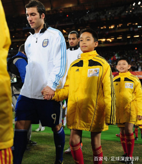 为什么每个球员都要带一个球童,为什么要牵着球童出来