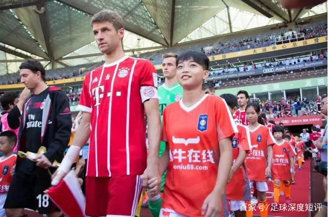 为什么每个球员都要带一个球童,为什么要牵着球童出来