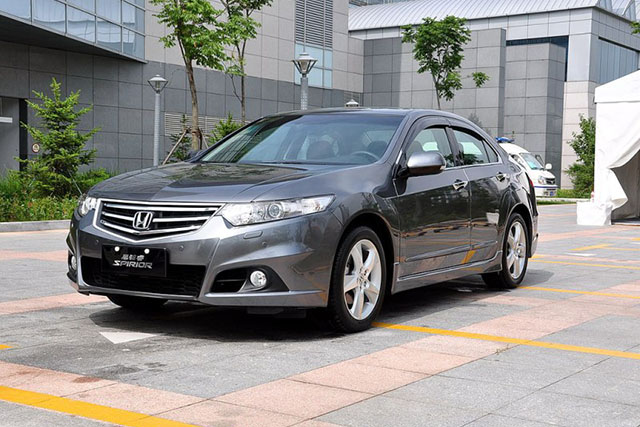 公认的豪华b级车十年开不坏仅15万,最省油质量最好的b级轿车排名