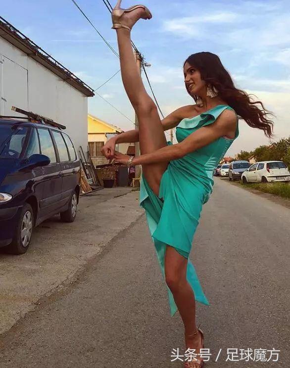 这位“不务正业”的天气女郎因足球一踹成名