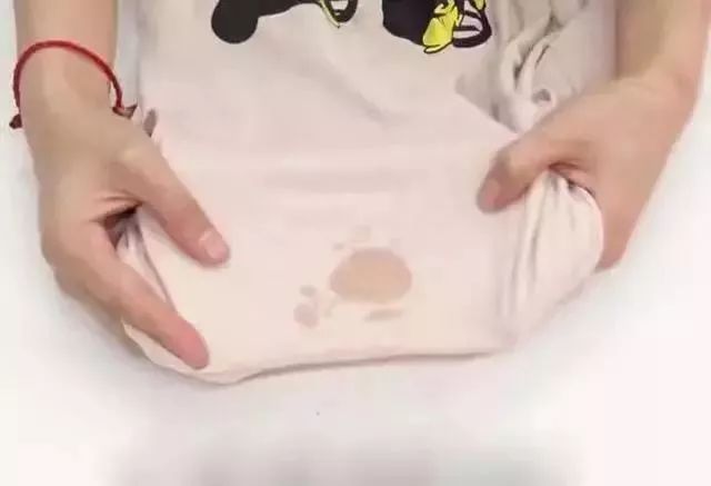 衣服上的陈旧油渍怎么洗得最彻底,清除衣服的顽固黄渍油渍最快方法