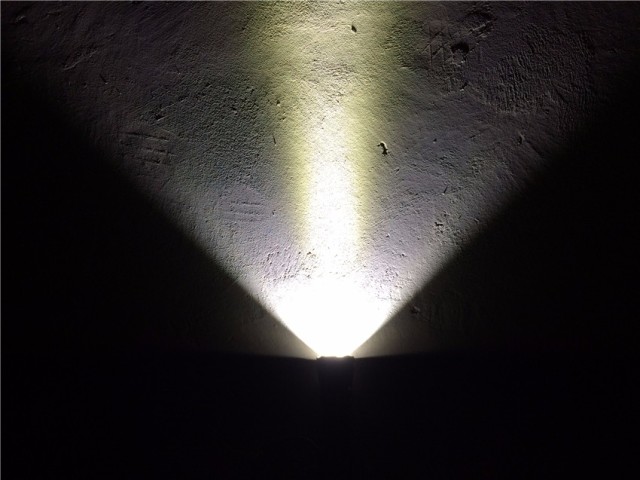 一射就是一大片，务本A214200流明直充强光手电实测