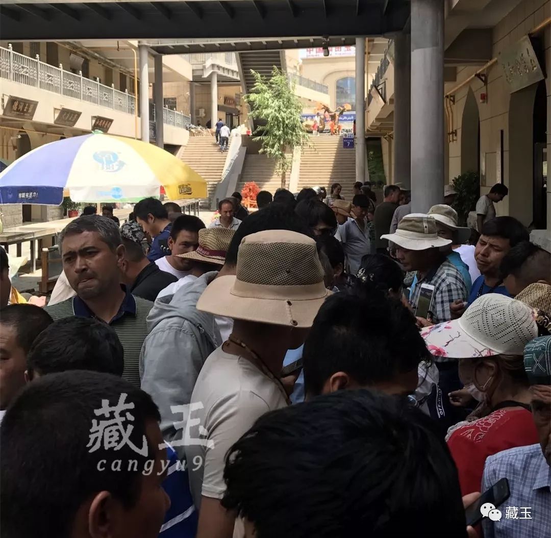 18个雕件45万！我在手机上看了一场和田玉的直播……