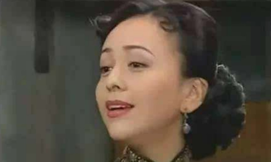 白人女子骂亚裔小伙,白人大骂亚裔女子