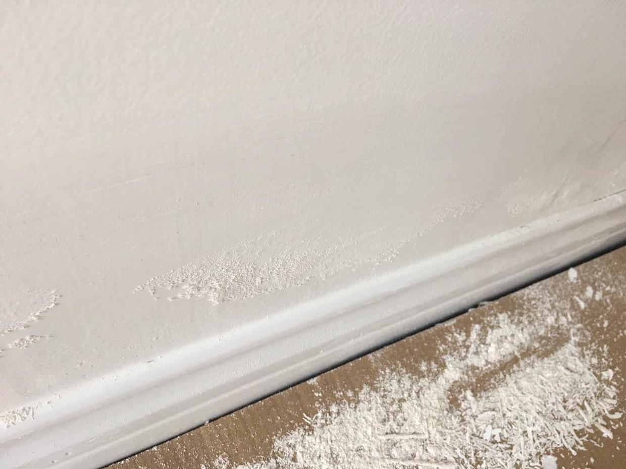 为什么新房装修好半年墙根返潮,为什么刚装修好的房子墙壁会返潮