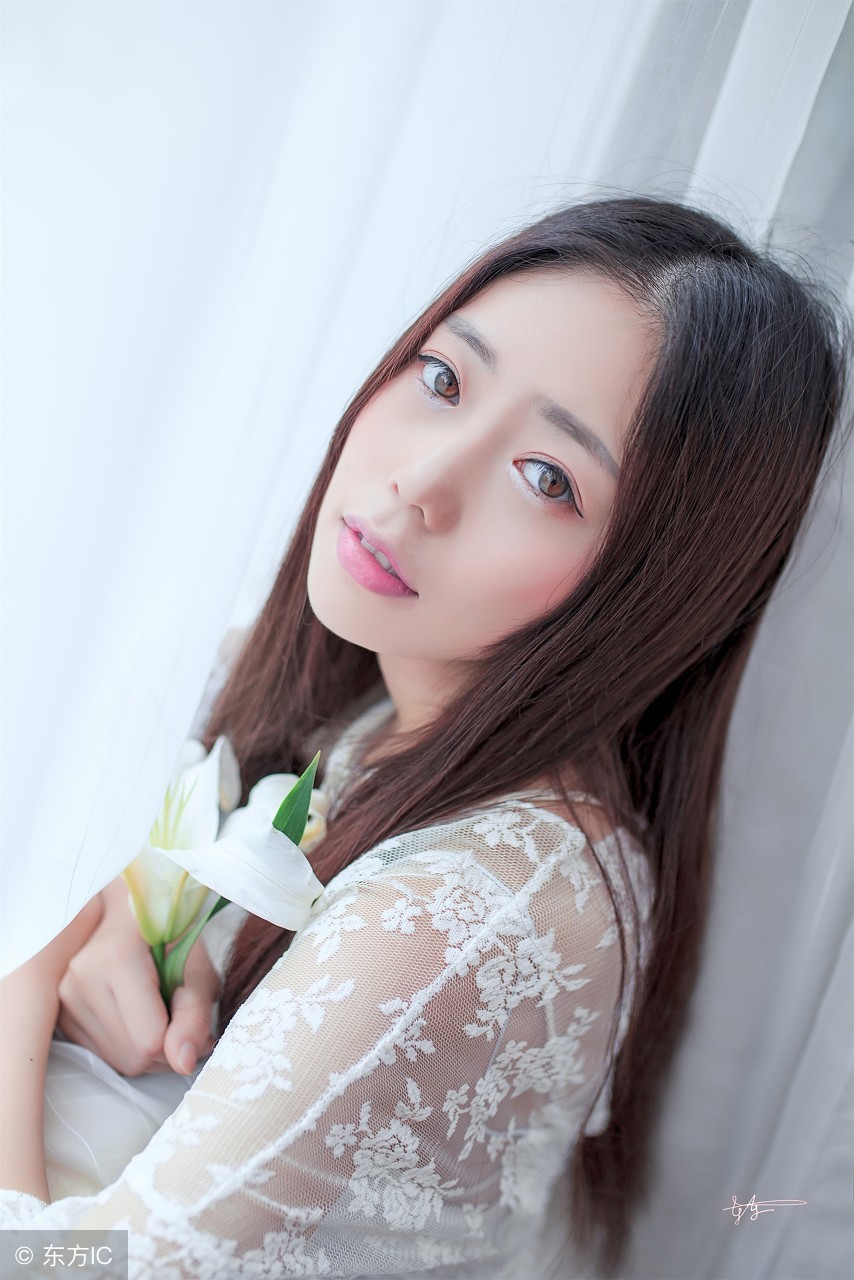 “听说，昨天院长和她订婚宴办得可奢华”“原来……他订婚了啊……”