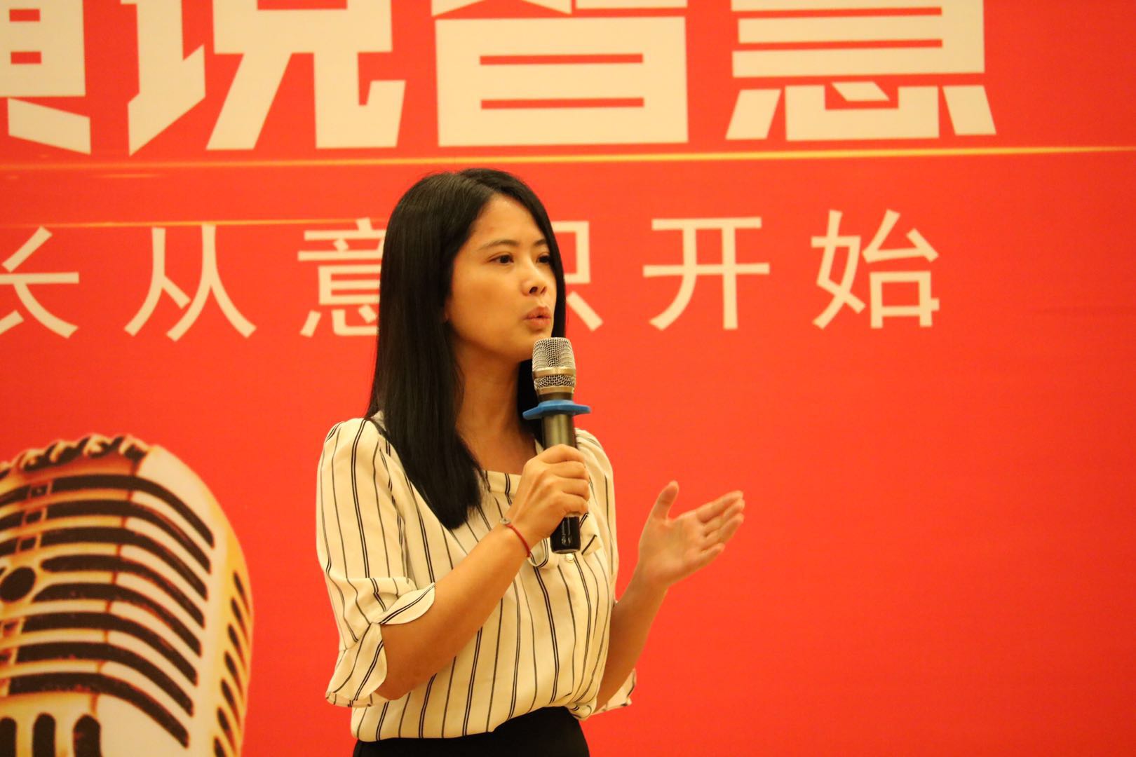 演讲时容易忘词,演讲时突然忘词怎么随机应变