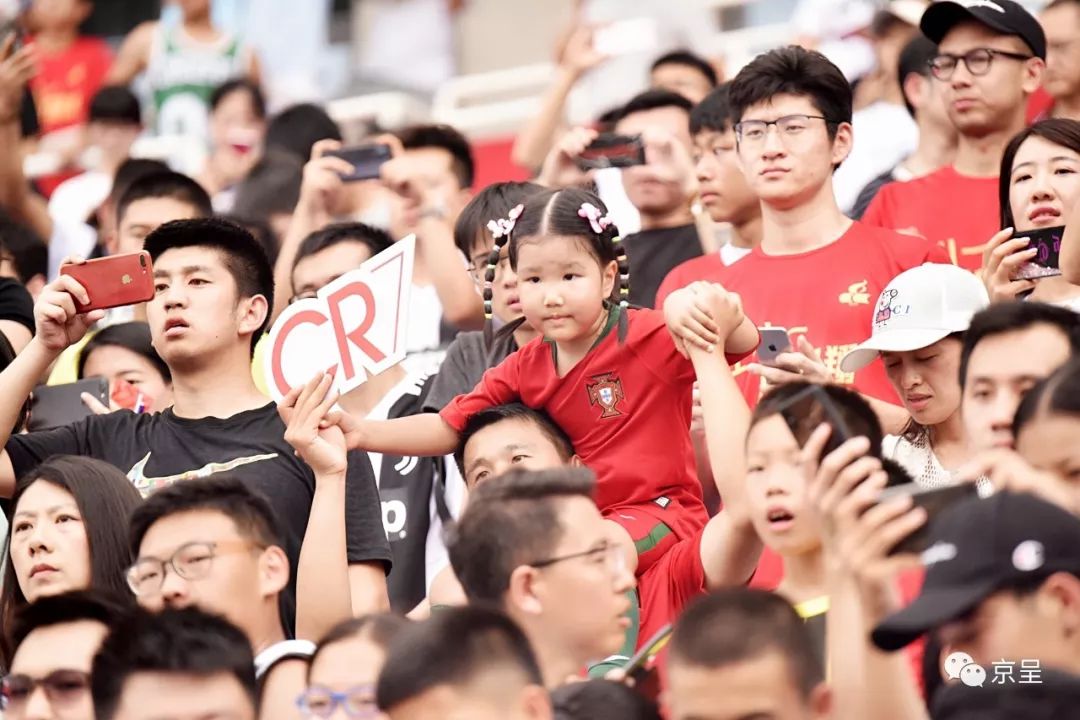 球迷冲入球场拥抱c罗击掌,小球童和c罗击掌后的反应