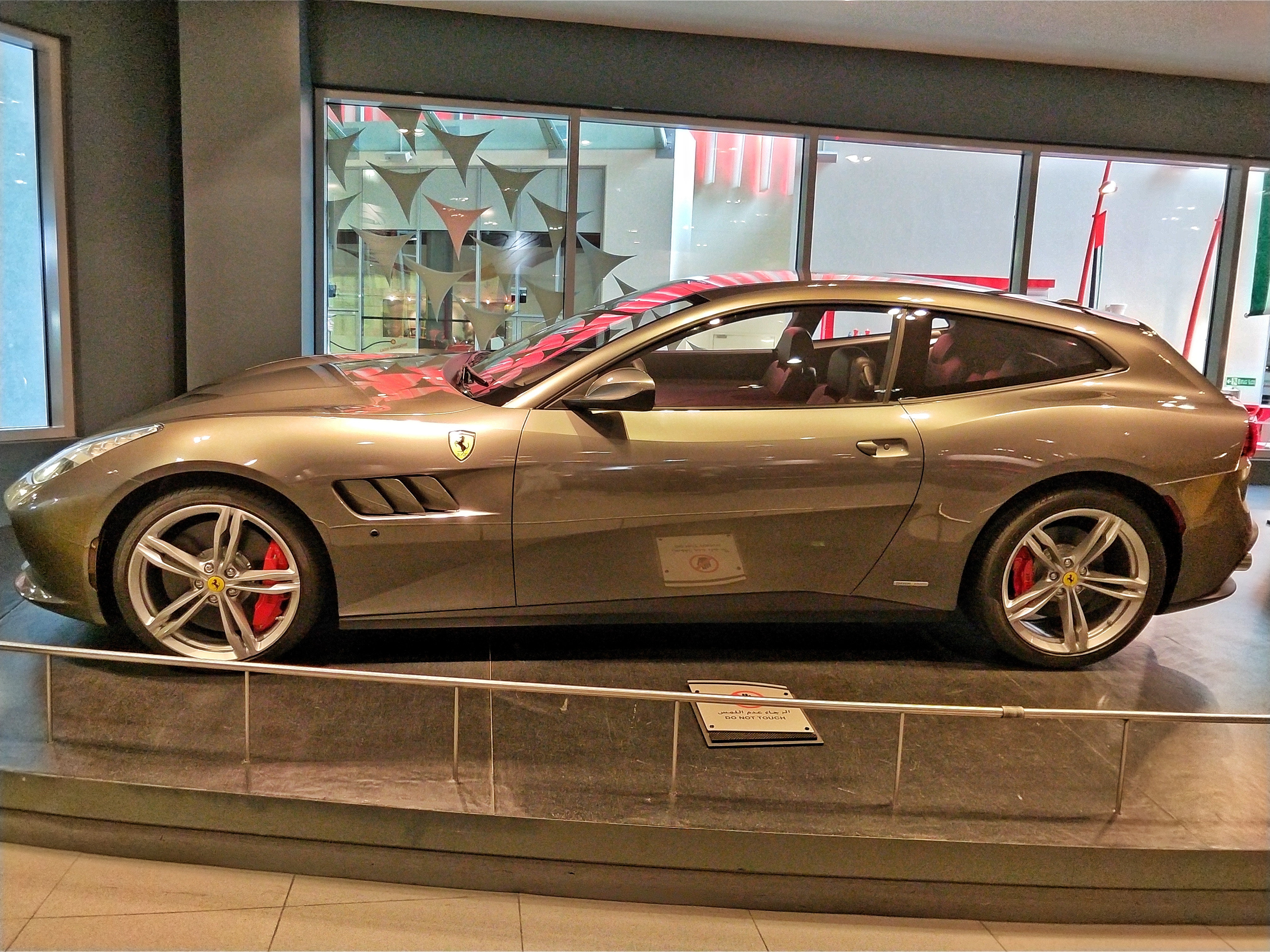 去阿联酋阿布扎比法拉利乐园玩,阿联酋迪拜法拉利公园