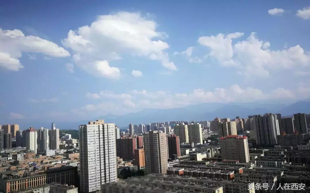 悦明园里的半条土路……