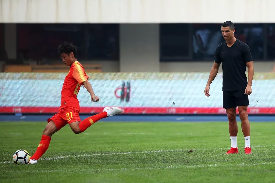 c罗北京校园足球比赛,c罗现身街头和一位小男孩踢球