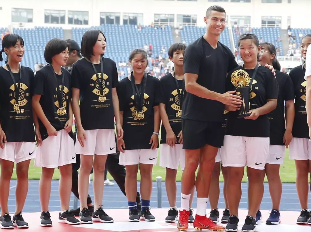 庆祝c罗夺得金球奖,c罗冠军庆祝