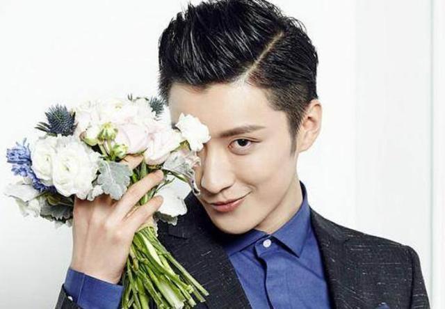 偶像练习生张艺兴王嘉尔看蔡徐坤,王嘉尔口红