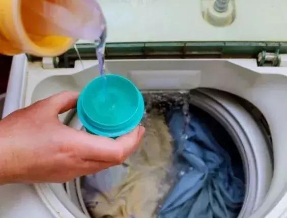 夏天白衣服有黄渍怎么洗,白衣服胳肢窝出汗发黄怎么清洗