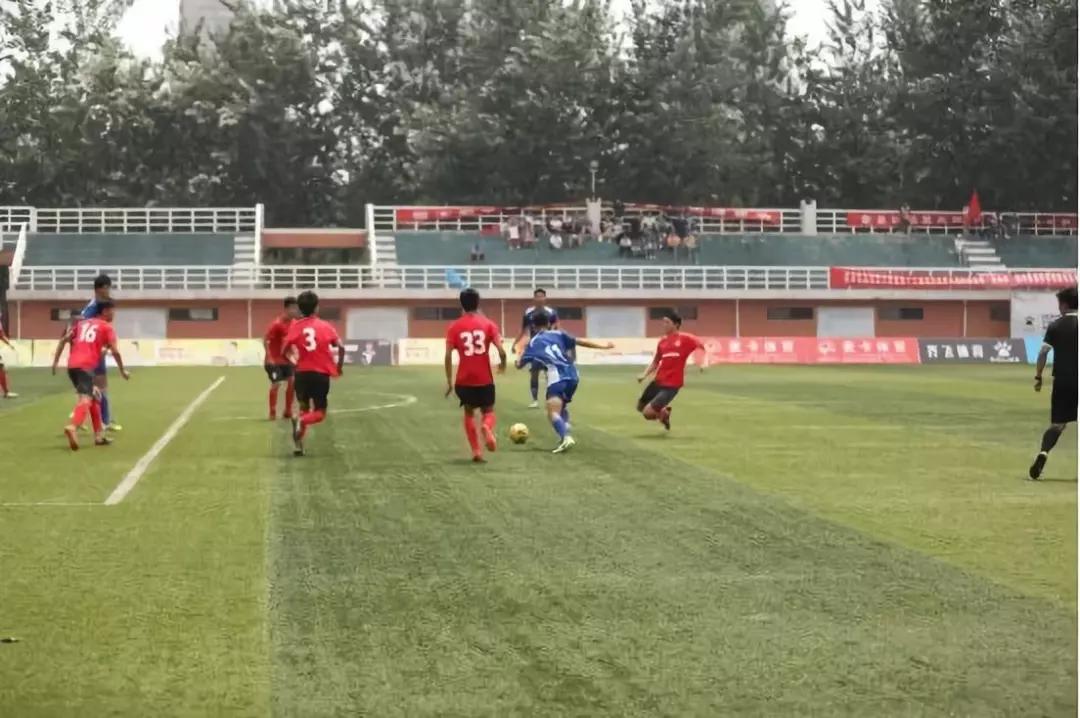 一刻镜头下的校园足球“德比之战”