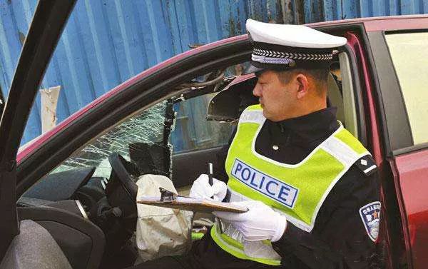 交通事故三成责任要扣车吗,交通事故车辆被扣15日