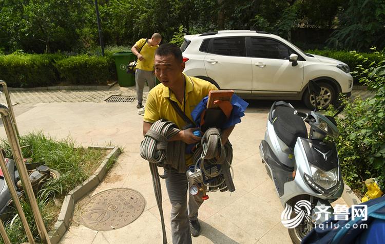 高温下的空调安装工用汗水送清凉,43度高温下安装空调