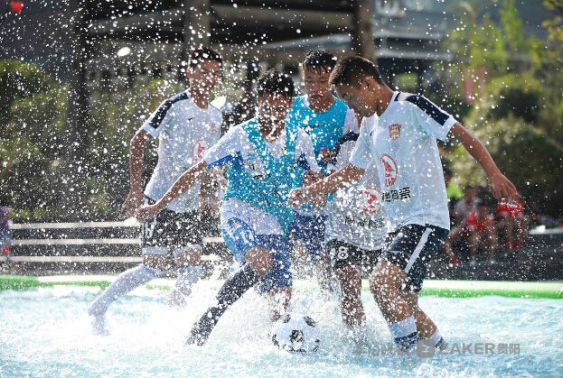 炎炎夏日户外游泳清凉一下,炎炎夏日水上冲浪带给你酷爽体验