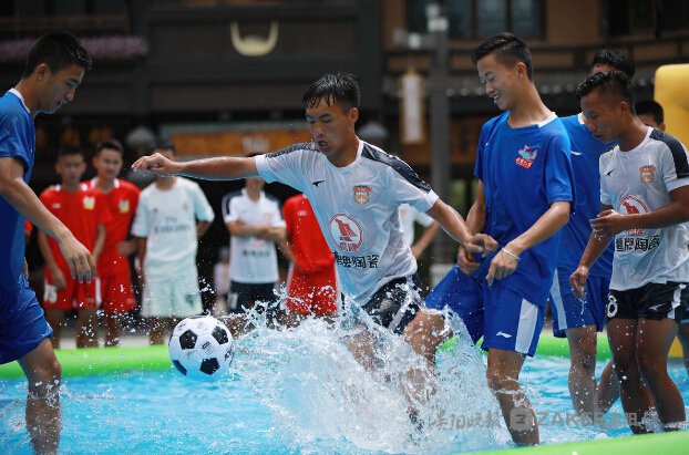 炎炎夏日户外游泳清凉一下,炎炎夏日水上冲浪带给你酷爽体验