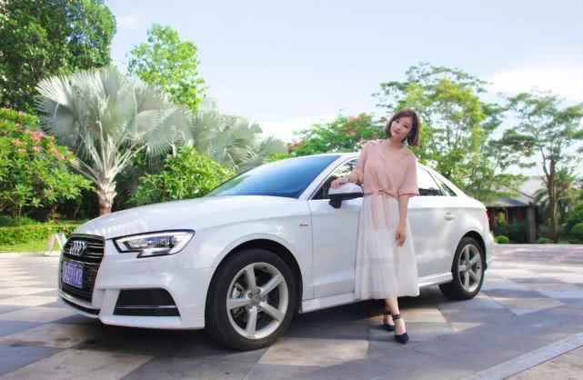 开着奥迪自驾的小姐姐,开着百万奥迪的小姐姐