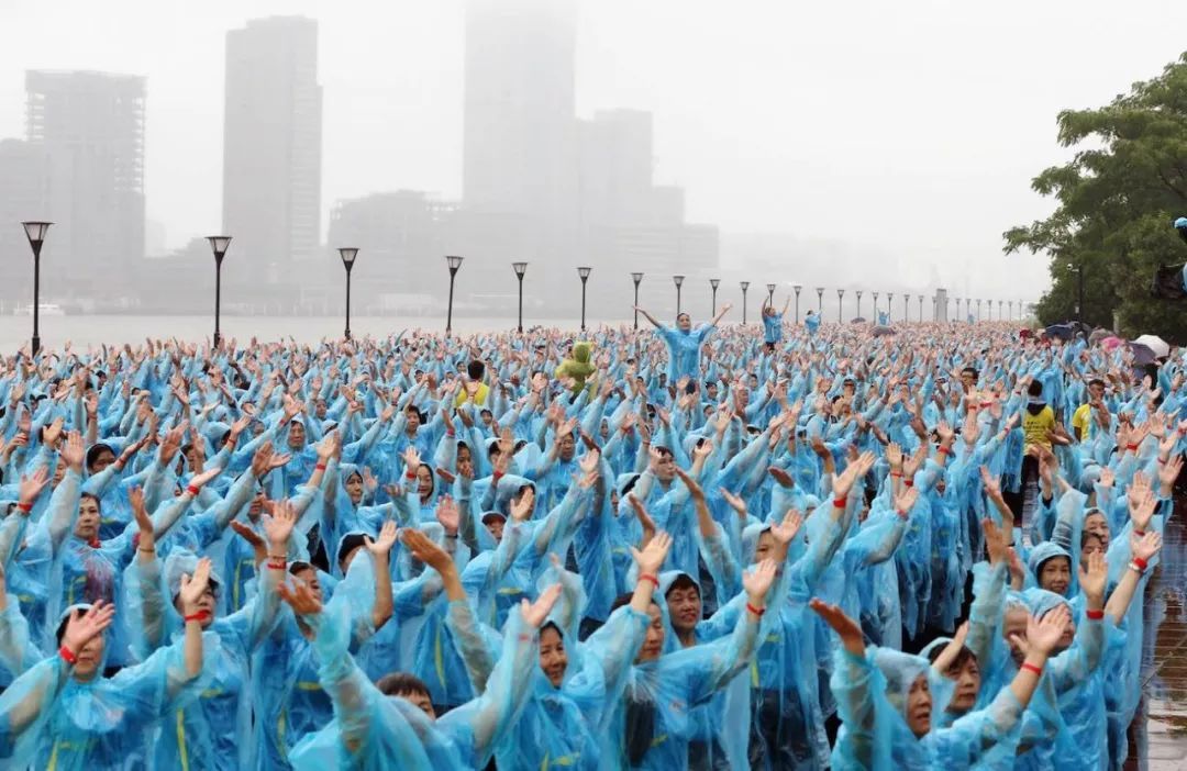 为什么来到上海后，你不再愿意回老家？