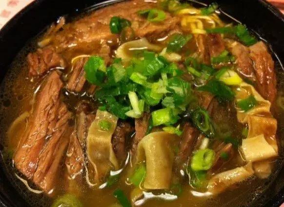 这家店老板脾气暴，服务差，顾客却天天排队，凭啥？