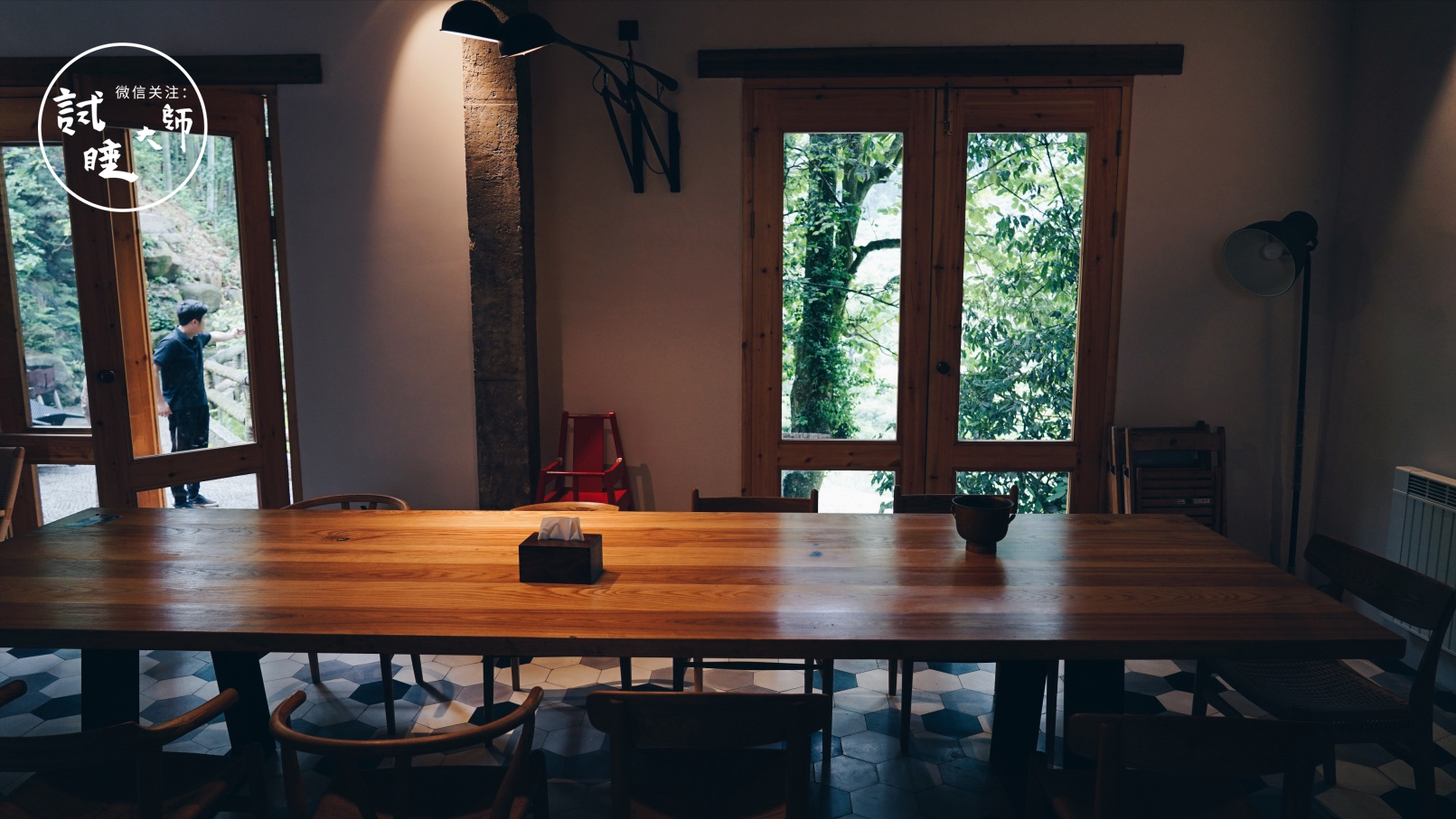 在梯田做成的无边泳池里游泳，私奔去这个隐秘山谷民宿做回野孩子