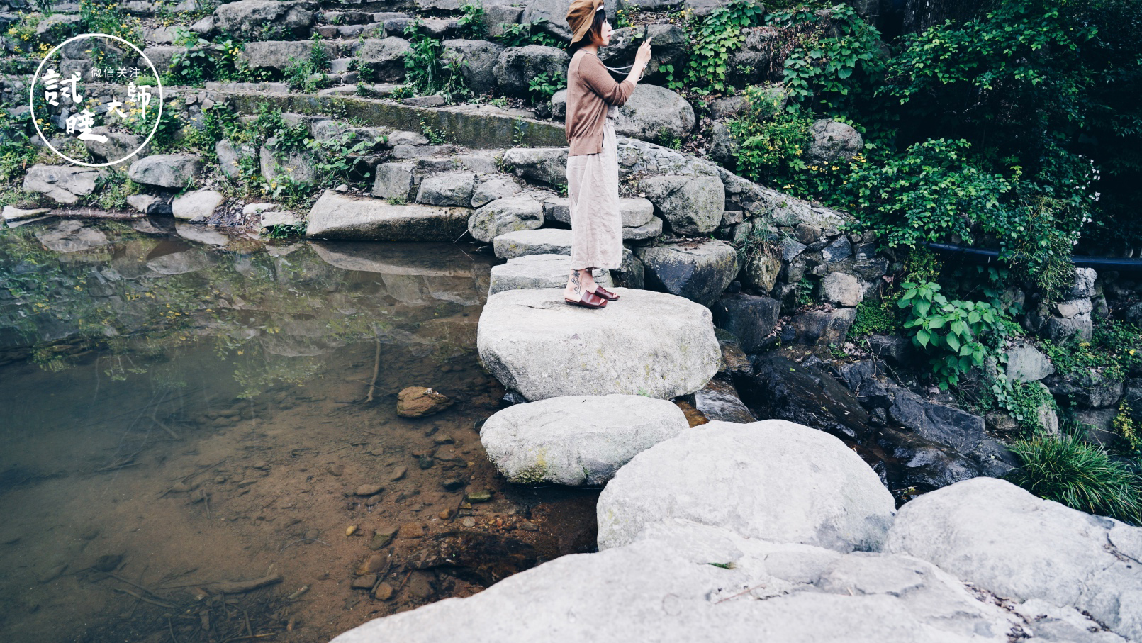在梯田做成的无边泳池里游泳，私奔去这个隐秘山谷民宿做回野孩子