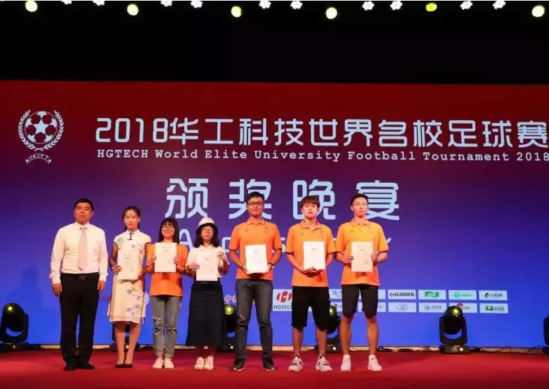 我们今晚是冠军英文歌,开幕式演唱我们是冠军现场版